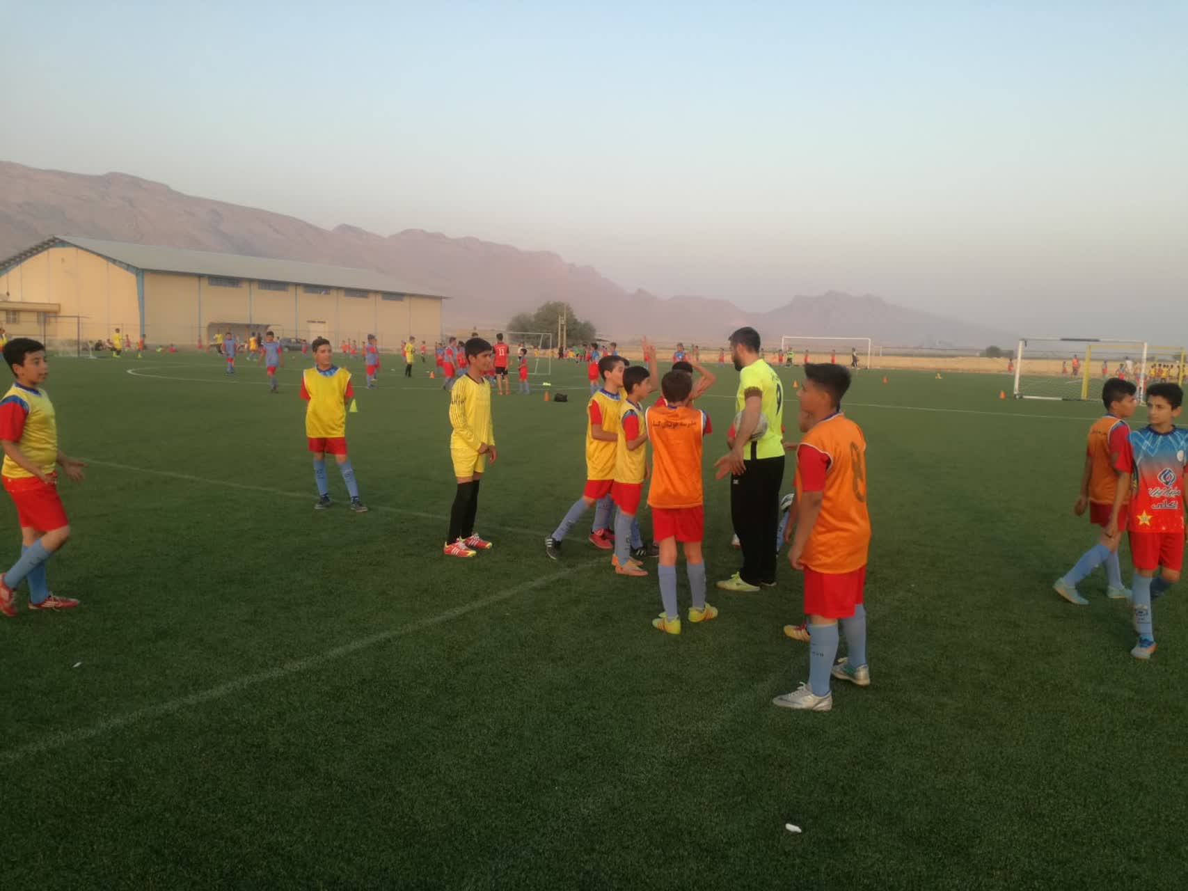 تصویر زمین چمن مصنوعی شهید احمد علی رحمانی اکبرآباد فارس
