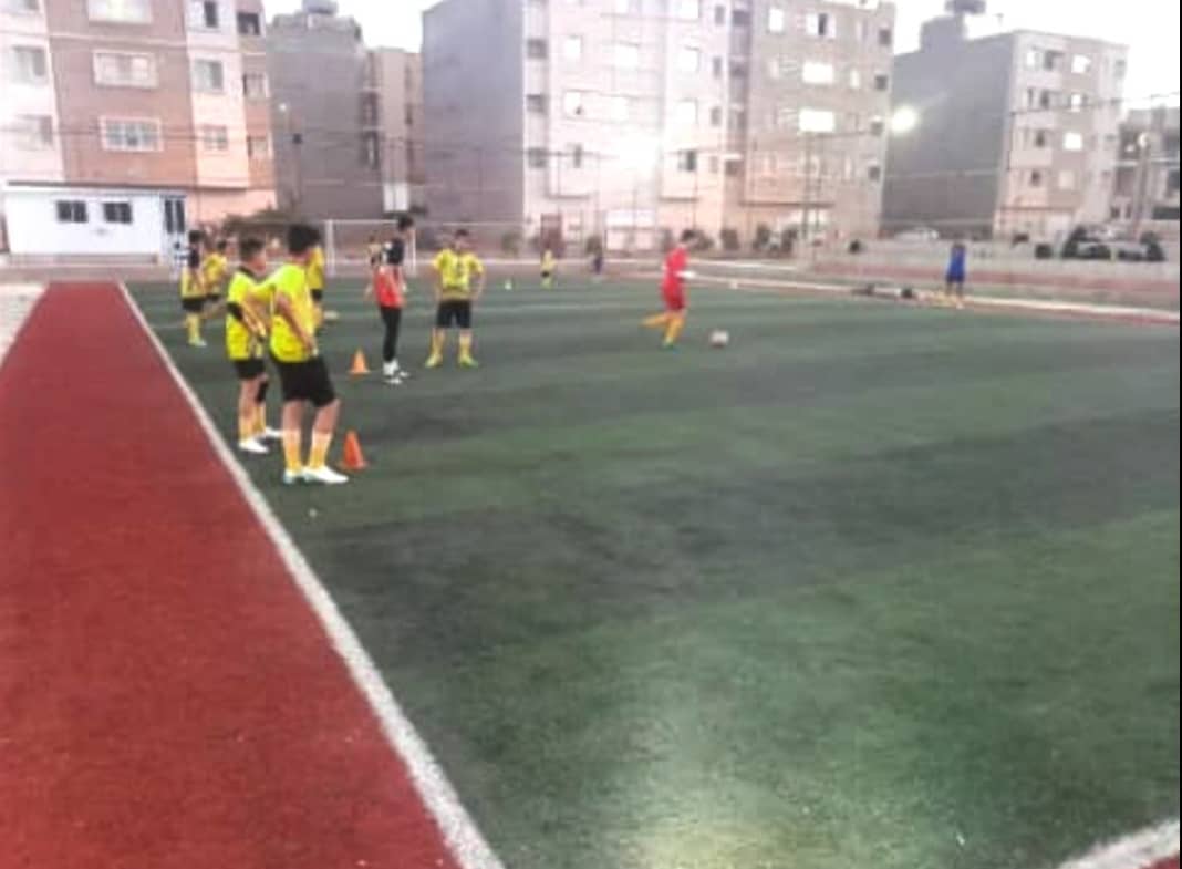 تصویر زمین چمن مصنوعی پرهام شیراز