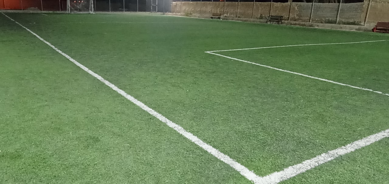 تصویر زمین چمن مصنوعی گورک مزار حسینی بوشهر